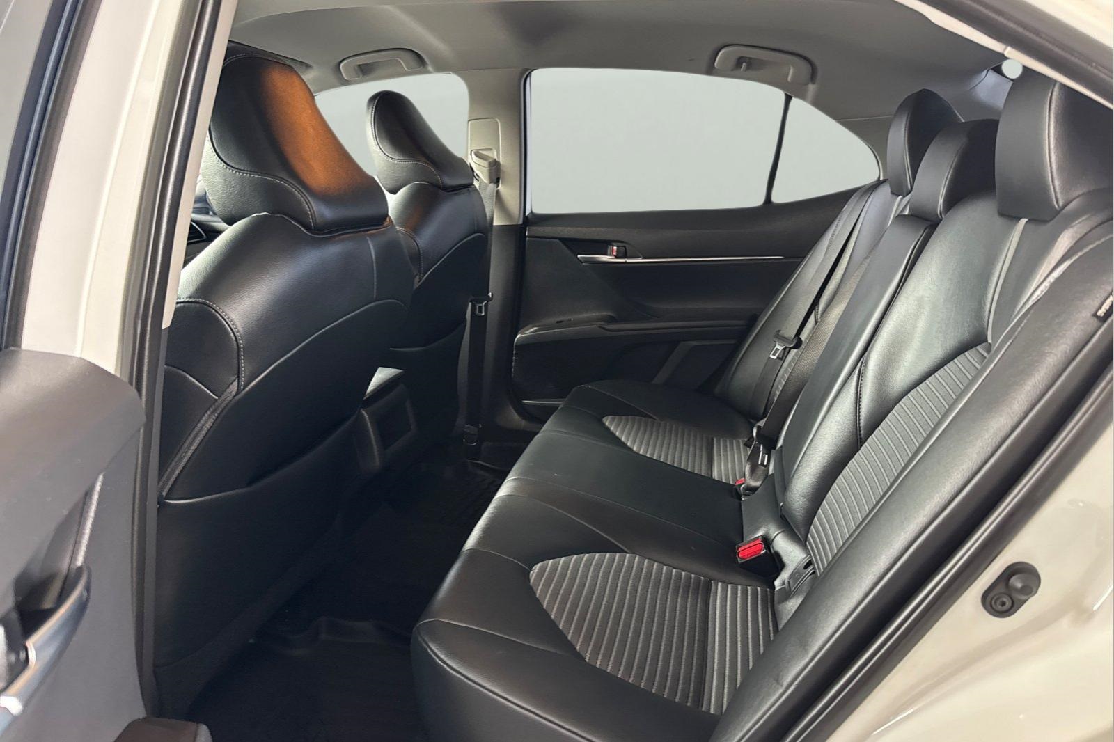 2021 Toyota Camry SE photo 4