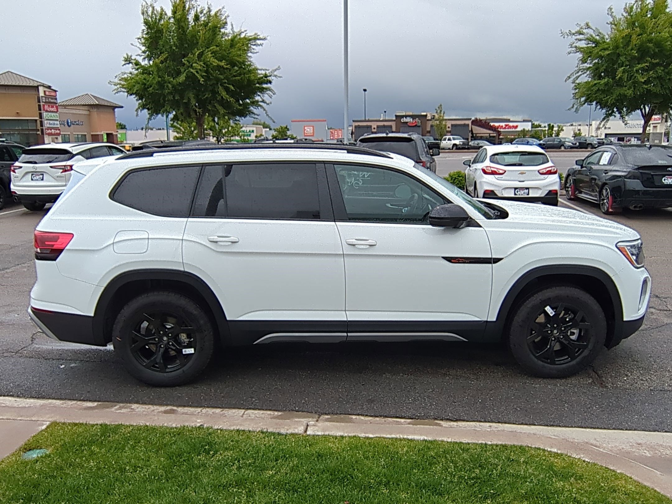 2025 Volkswagen Atlas Peak Edition SE photo 2