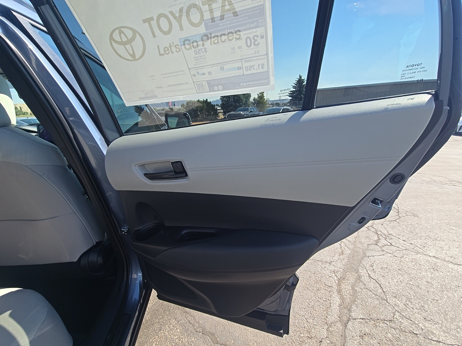 2025 Toyota Corolla Cross LE photo 33