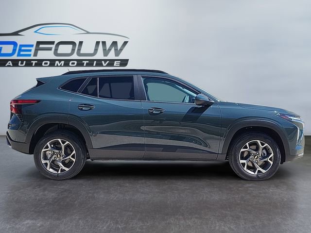 2025 Chevrolet Trax LT photo 2