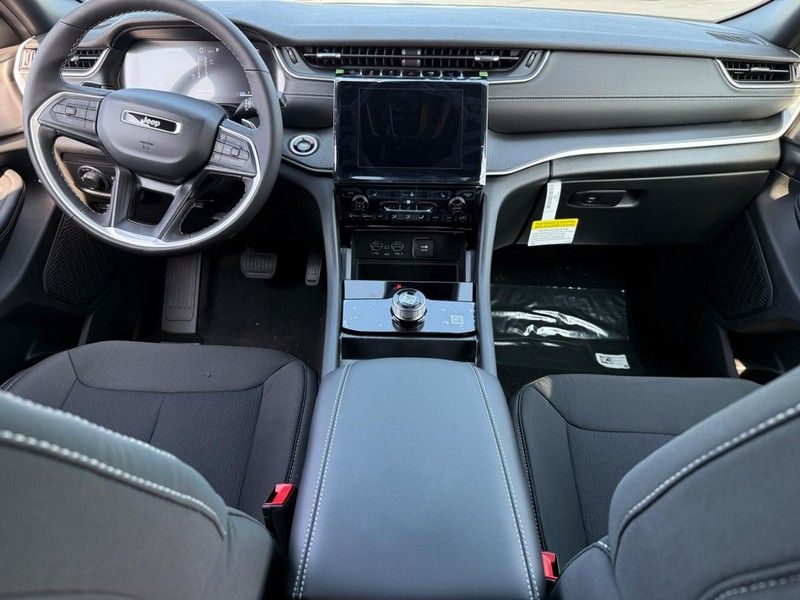 2025 Jeep Grand Cherokee Laredo X photo 5