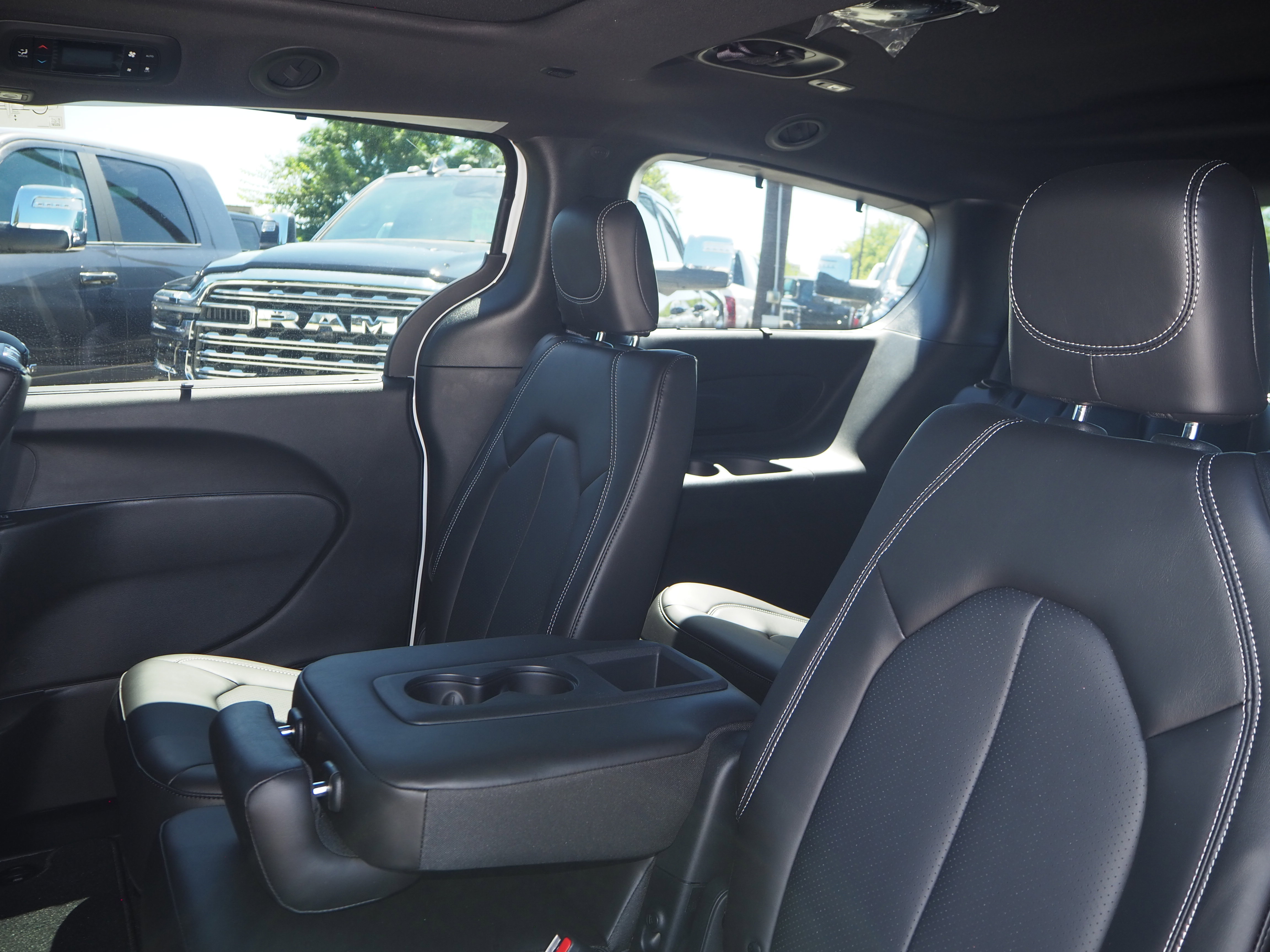 2025 Chrysler Pacifica photo 3