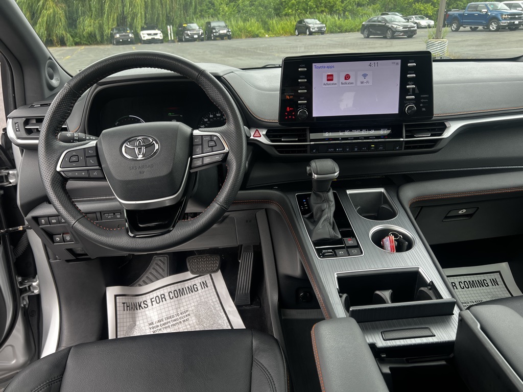 2022 Toyota Sienna XSE photo 2