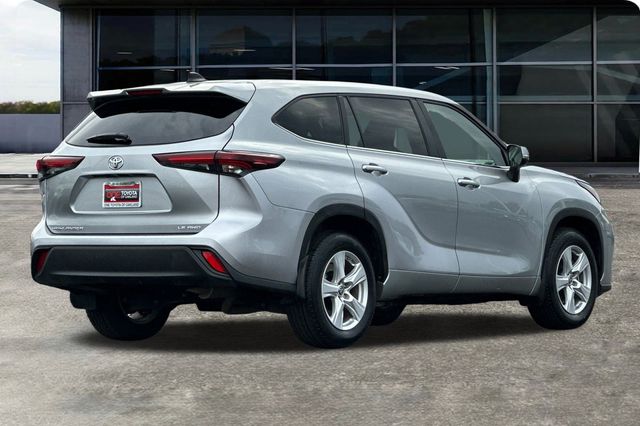 2024 Toyota Highlander LE photo 3