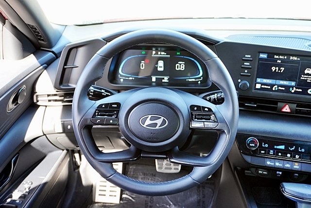 Used 2025 Red Hyundai SEL Sport image 17