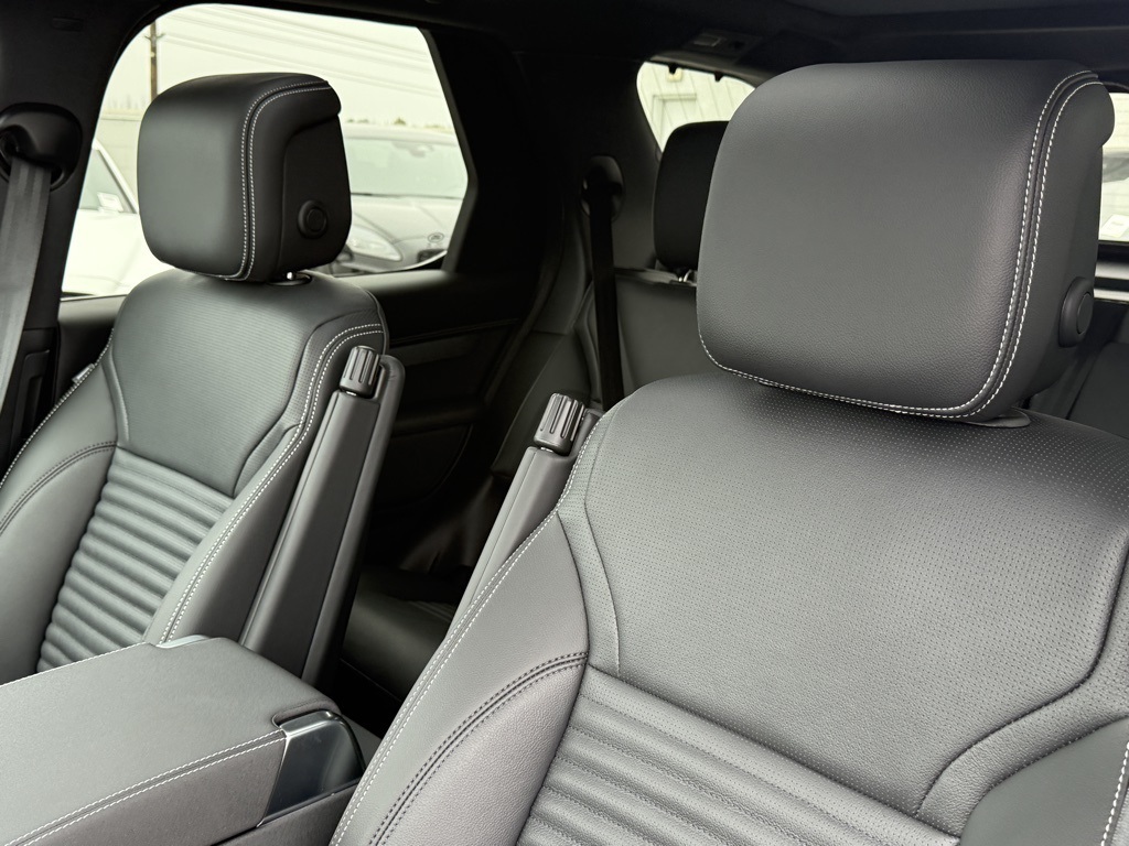 2025 Land Rover Discovery SE photo 13