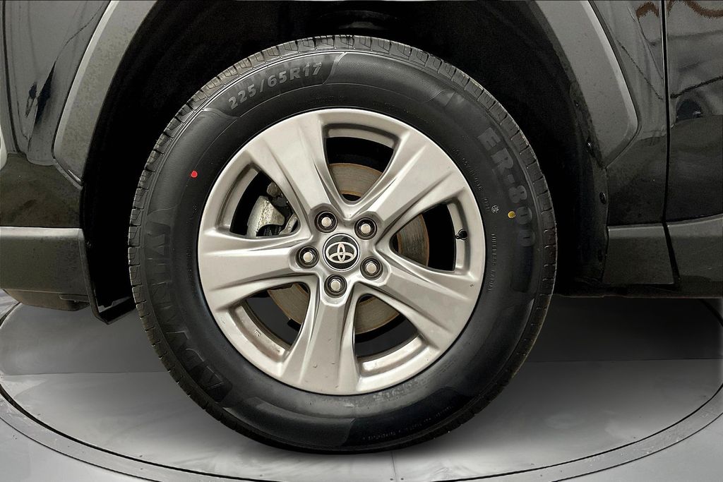 2024 Toyota RAV4 XLE photo 9