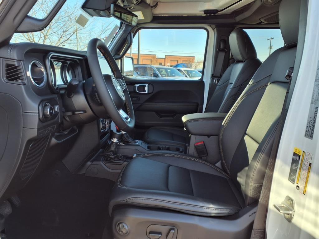 2025 Jeep Wrangler Sahara photo 3