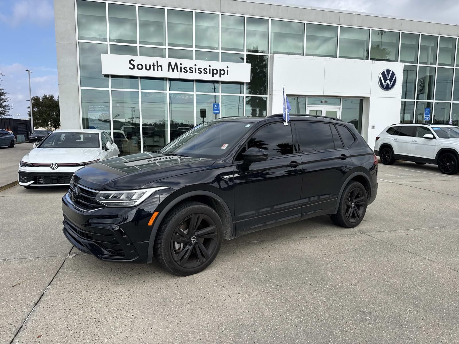 2024 Volkswagen Tiguan SE R-LINE BLACK's photo