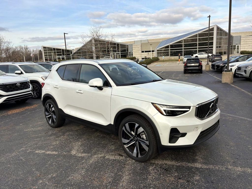 2025 Volvo XC40