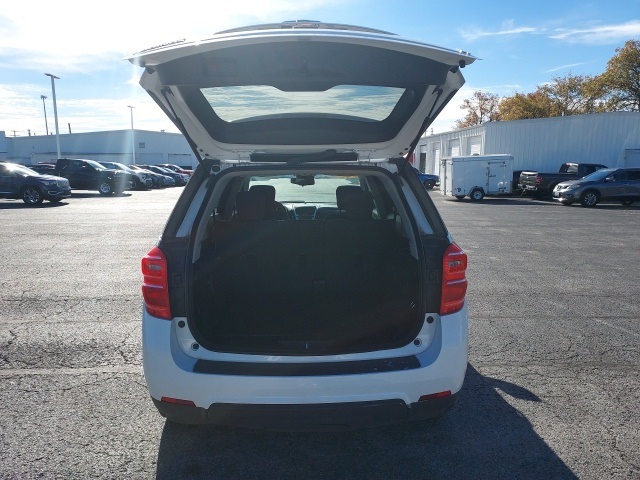 2017 Chevrolet Equinox LT photo 2