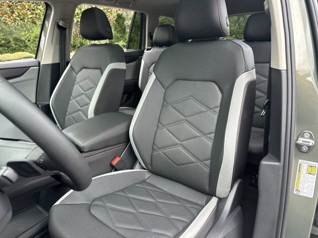 2025 Volkswagen Atlas Peak Edition SE photo 3