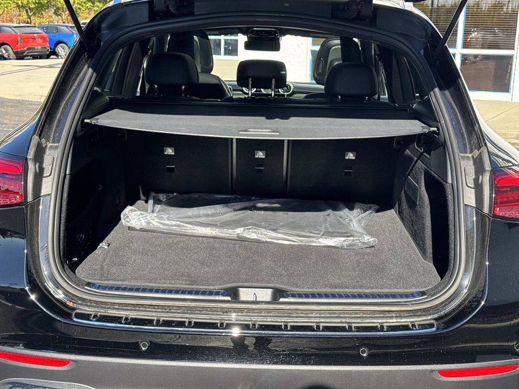 2025 Mercedes Benz GLC 300 4MATIC photo 3