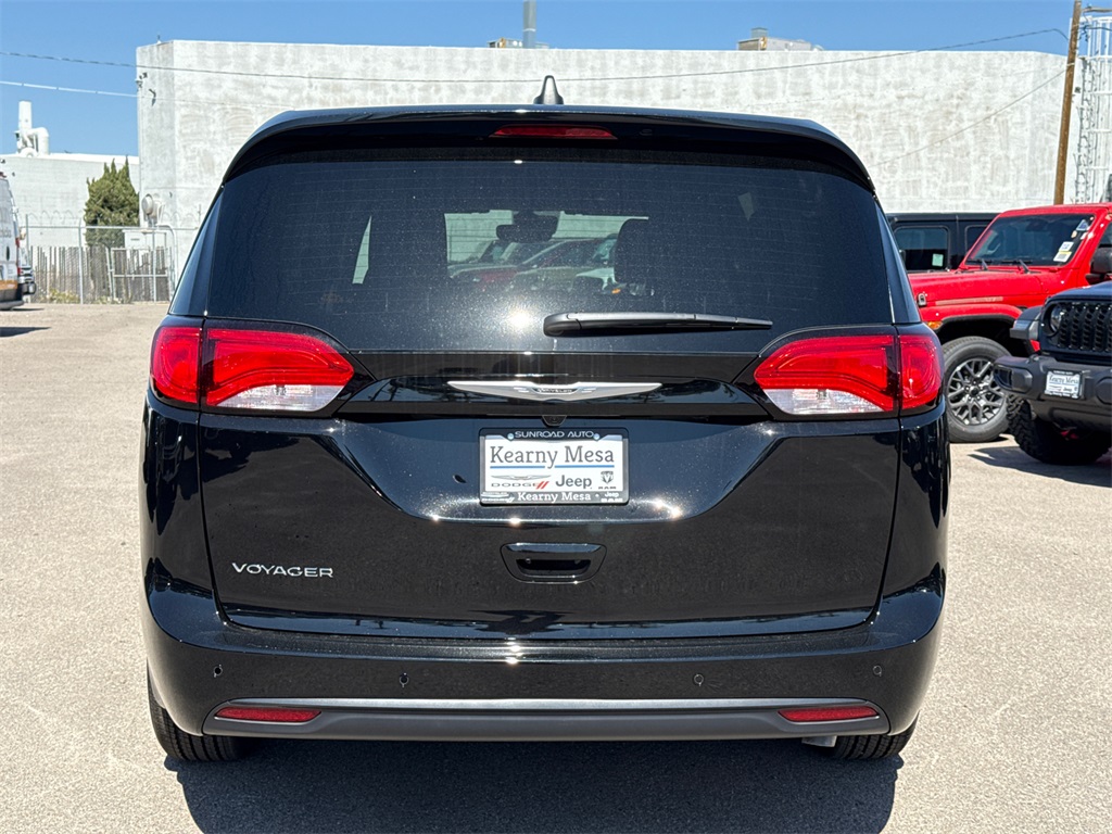 2025 Chrysler Voyager LX photo 13