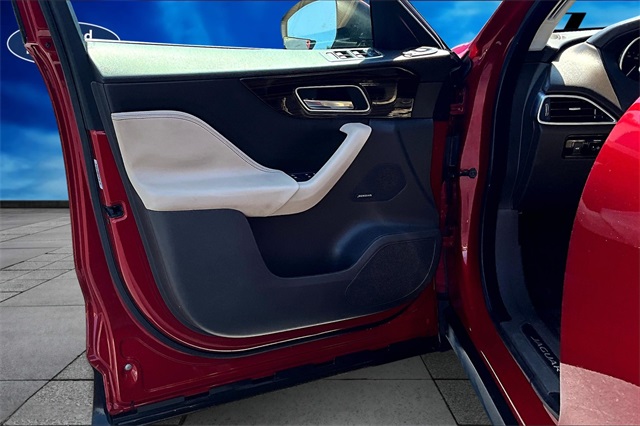 2017 Jaguar F-PACE Prestige photo 22
