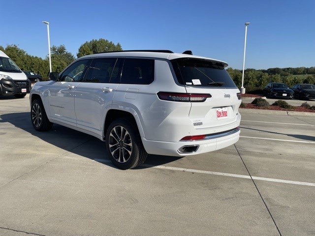 2025 Jeep Grand Cherokee Overland photo 2