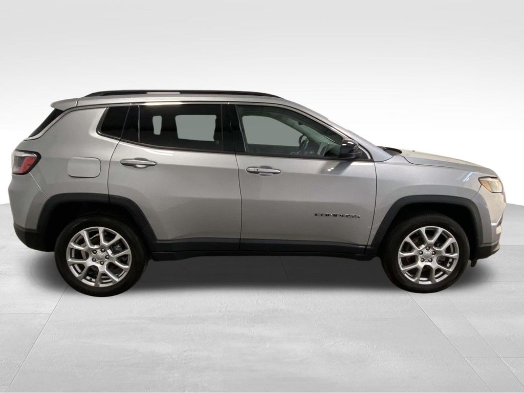 2022 Jeep Compass Latitude Lux photo 2