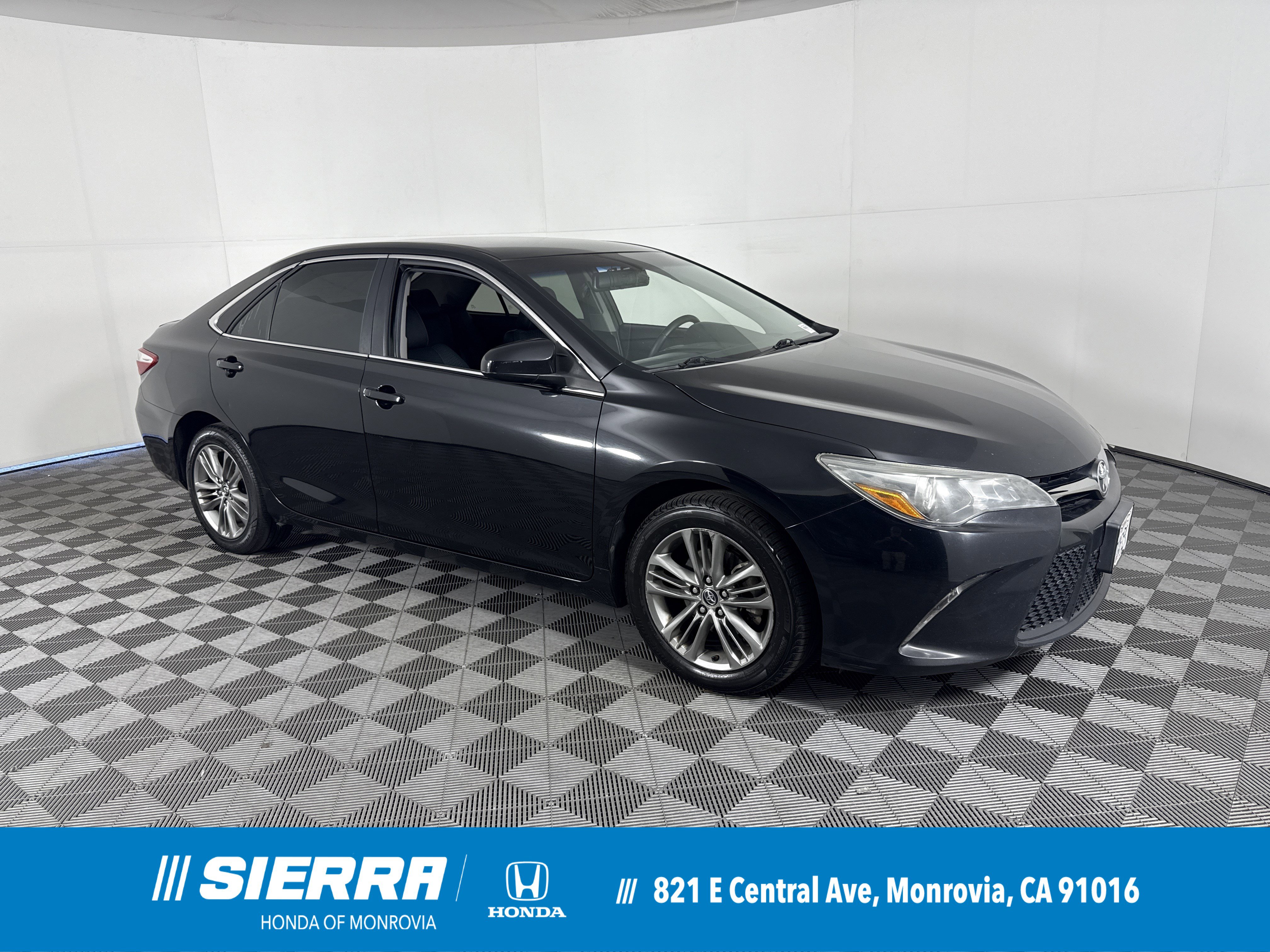 2015 Toyota Camry SE's photo