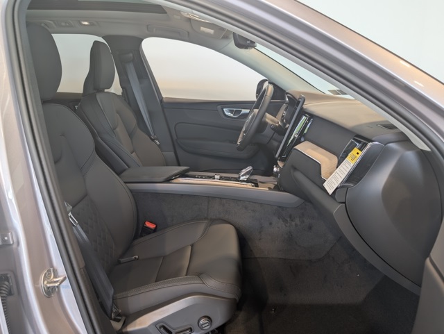 2026 Volvo XC60 B5 Plus photo 27