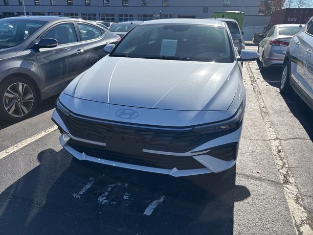 2025 Hyundai Elantra SE photo 4