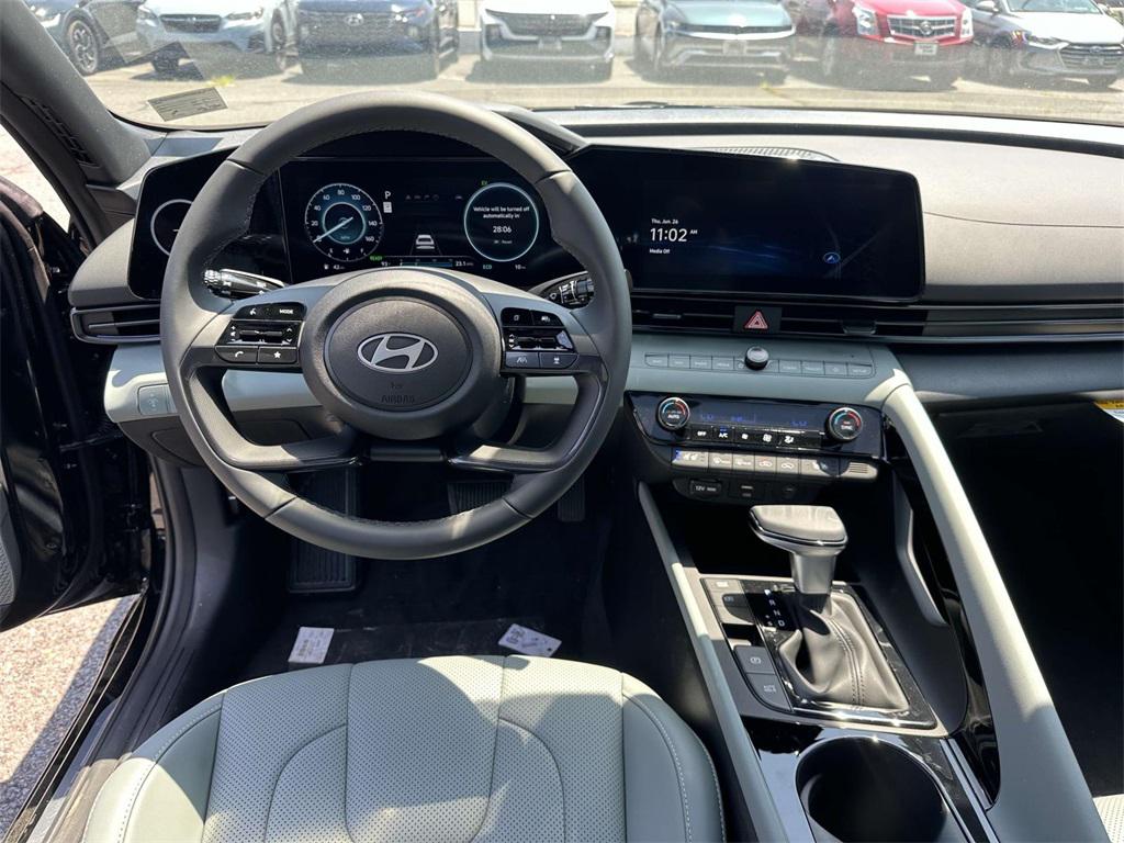 2025 Hyundai Elantra Hybrid Limited photo 16