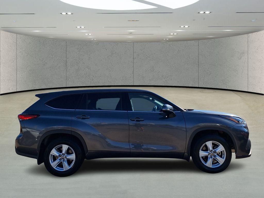 2021 Toyota Highlander LE photo 4