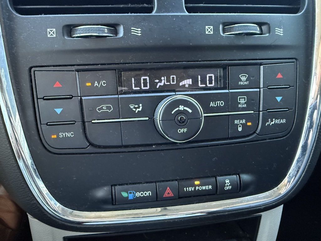 2015 Chrysler Town & Country Touring photo 24