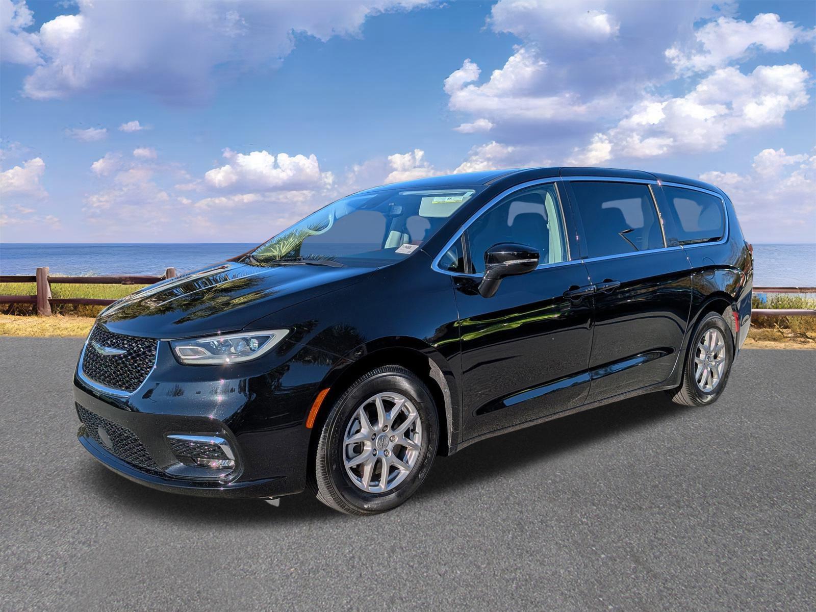 2024 Chrysler Pacifica Touring L's photo