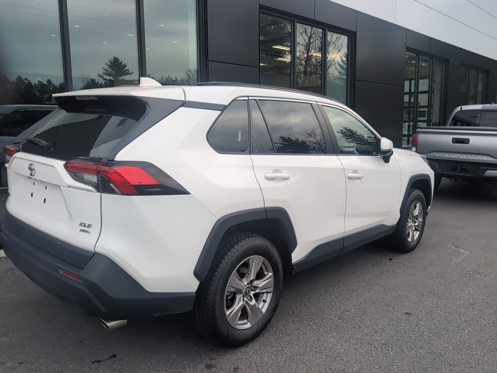 2023 Toyota RAV4 XLE photo 3