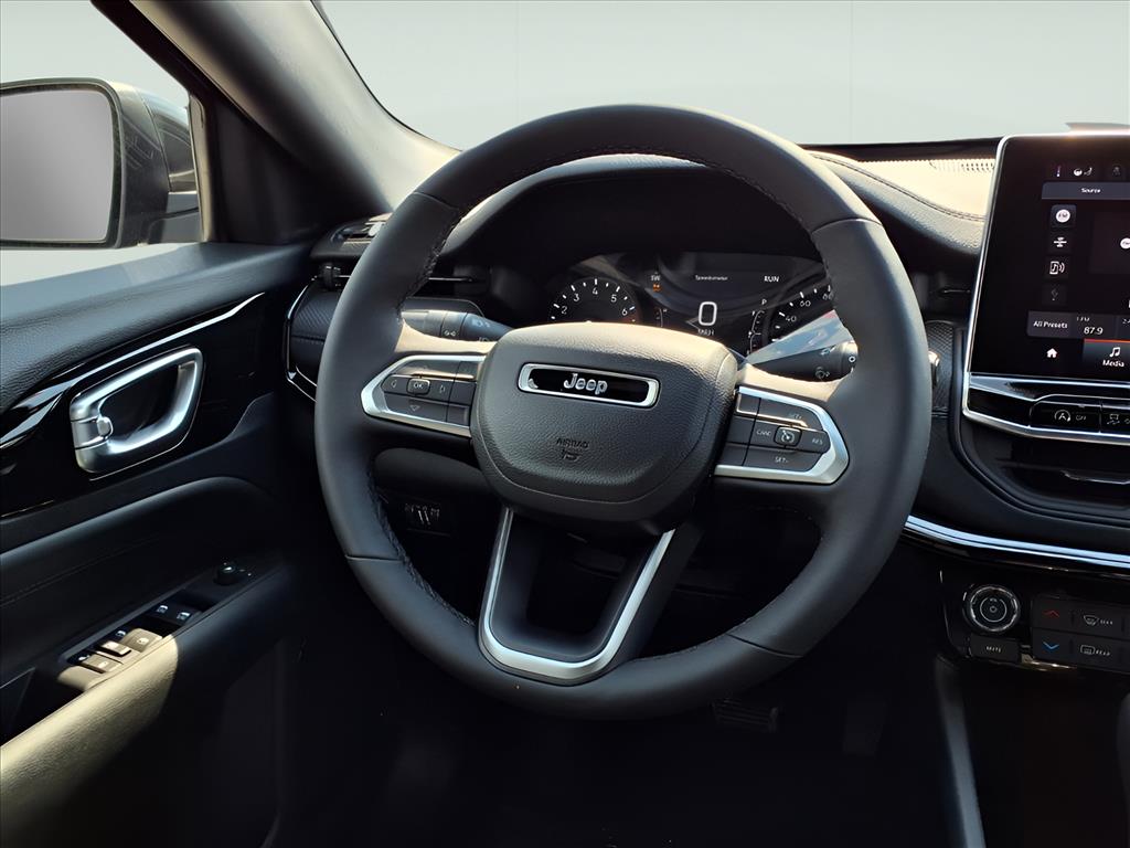 2026 Jeep Compass Latitude Altitude photo 12