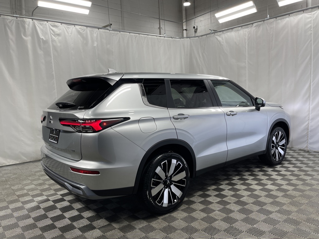 2025 Mitsubishi Outlander SE photo 3