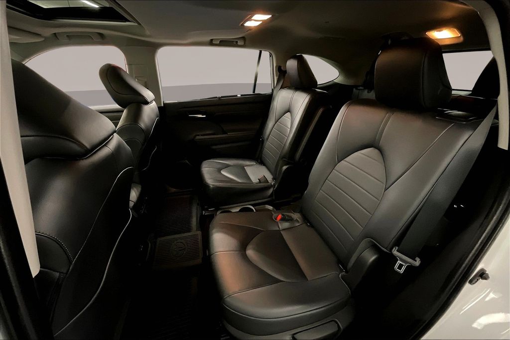 2022 Toyota Highlander XLE photo 25