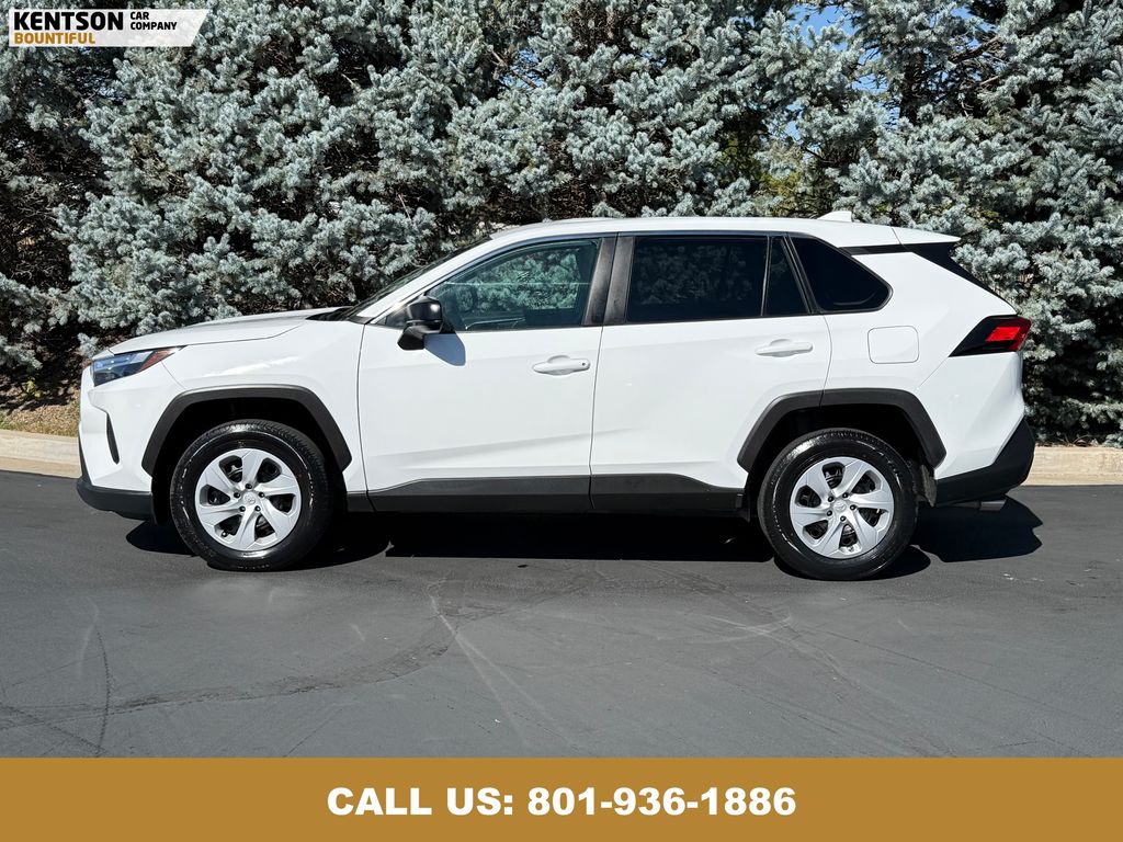 2024 Toyota RAV4 LE photo 4