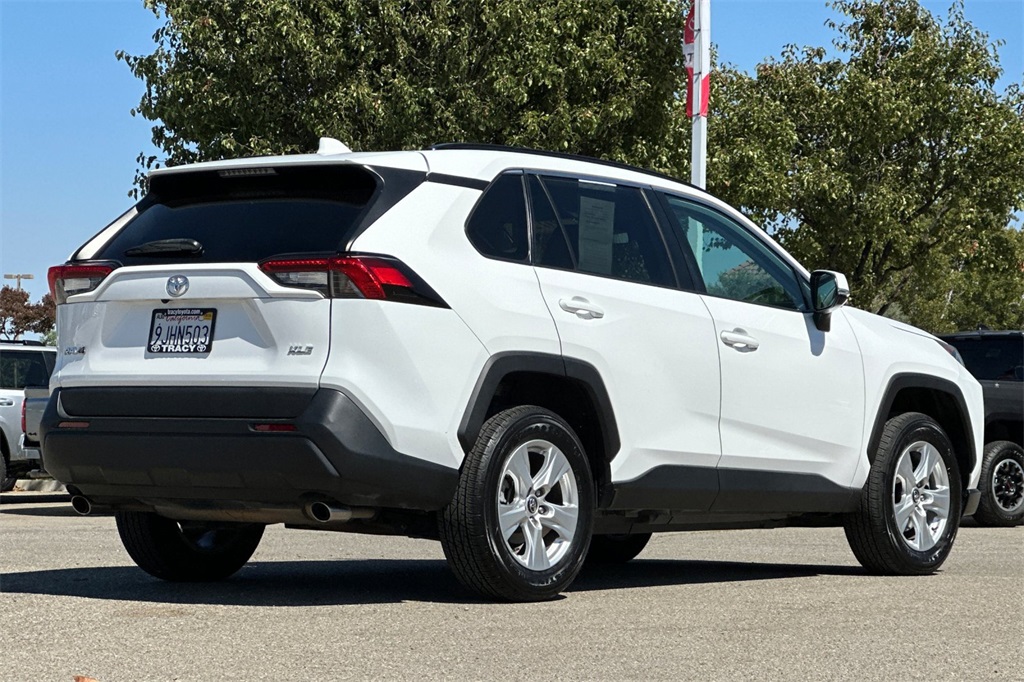 2021 Toyota RAV4 XLE photo 3