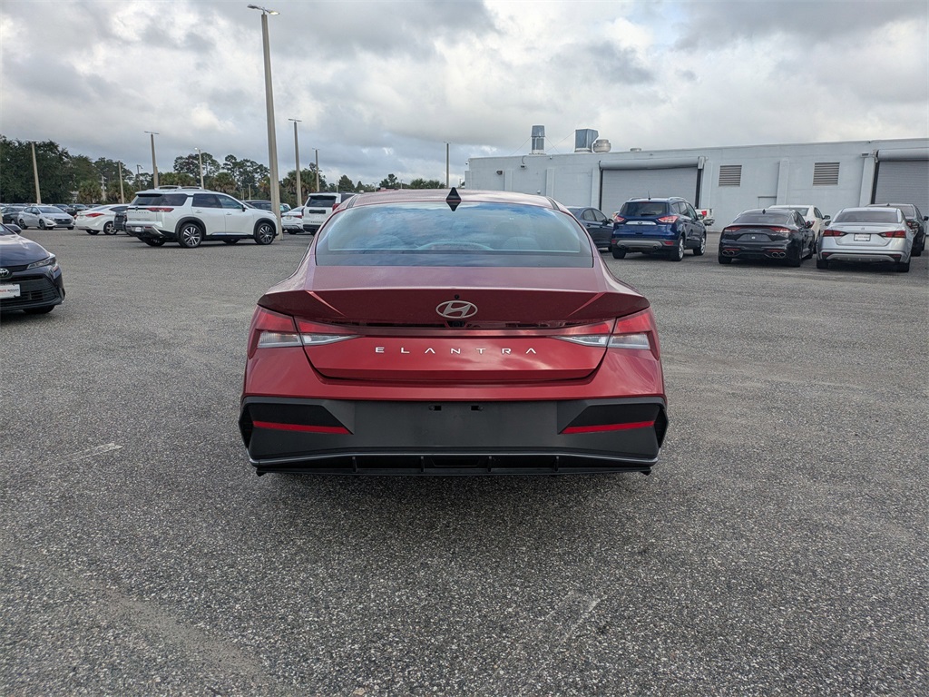 2024 Hyundai Elantra SEL photo 4