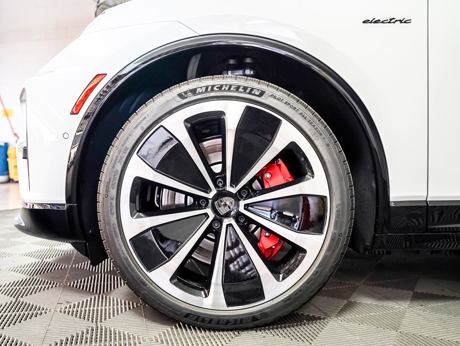 2025 Porsche Macan Electric Turbo photo 13