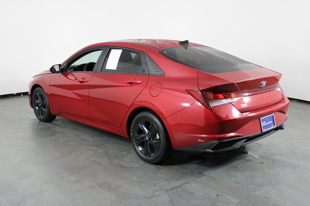 2023 Hyundai Elantra SEL photo 3