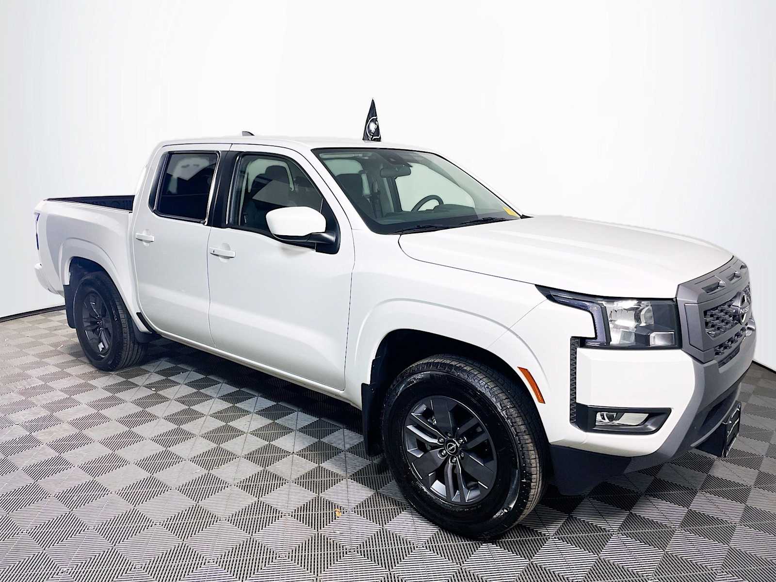 2025 Nissan Frontier SV photo 3