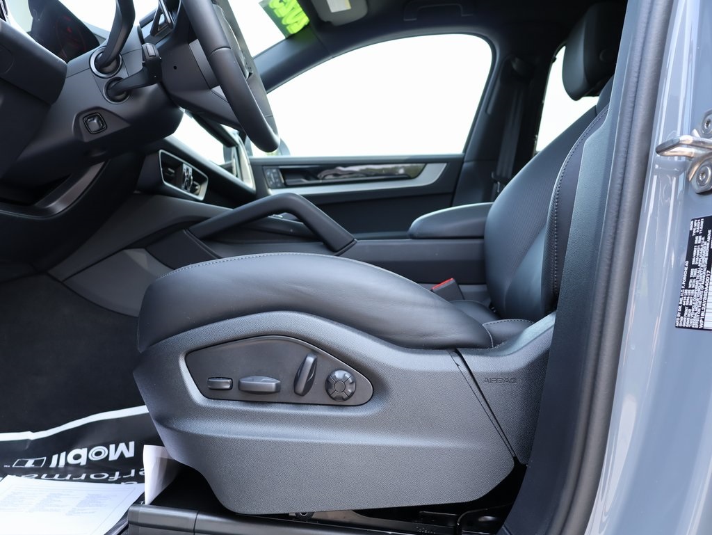 2025 Porsche Cayenne Coupe S photo 34