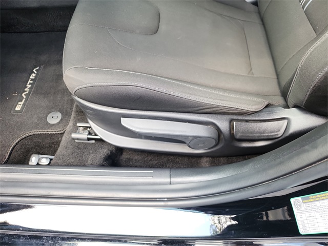 2023 Hyundai Elantra SEL photo 16