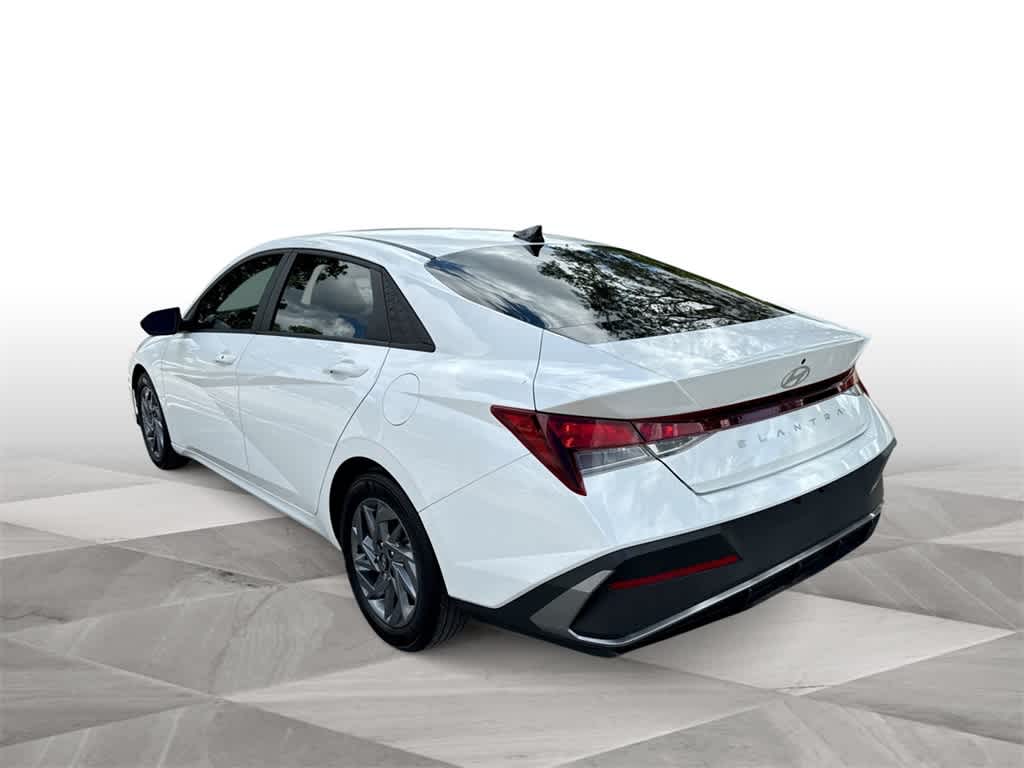 2024 Hyundai Elantra SEL photo 5