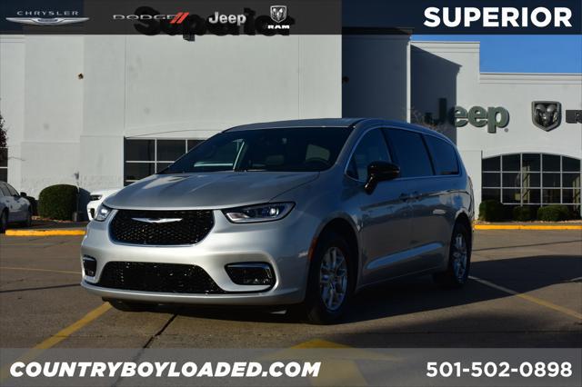 2026 Chrysler Pacifica Select's photo