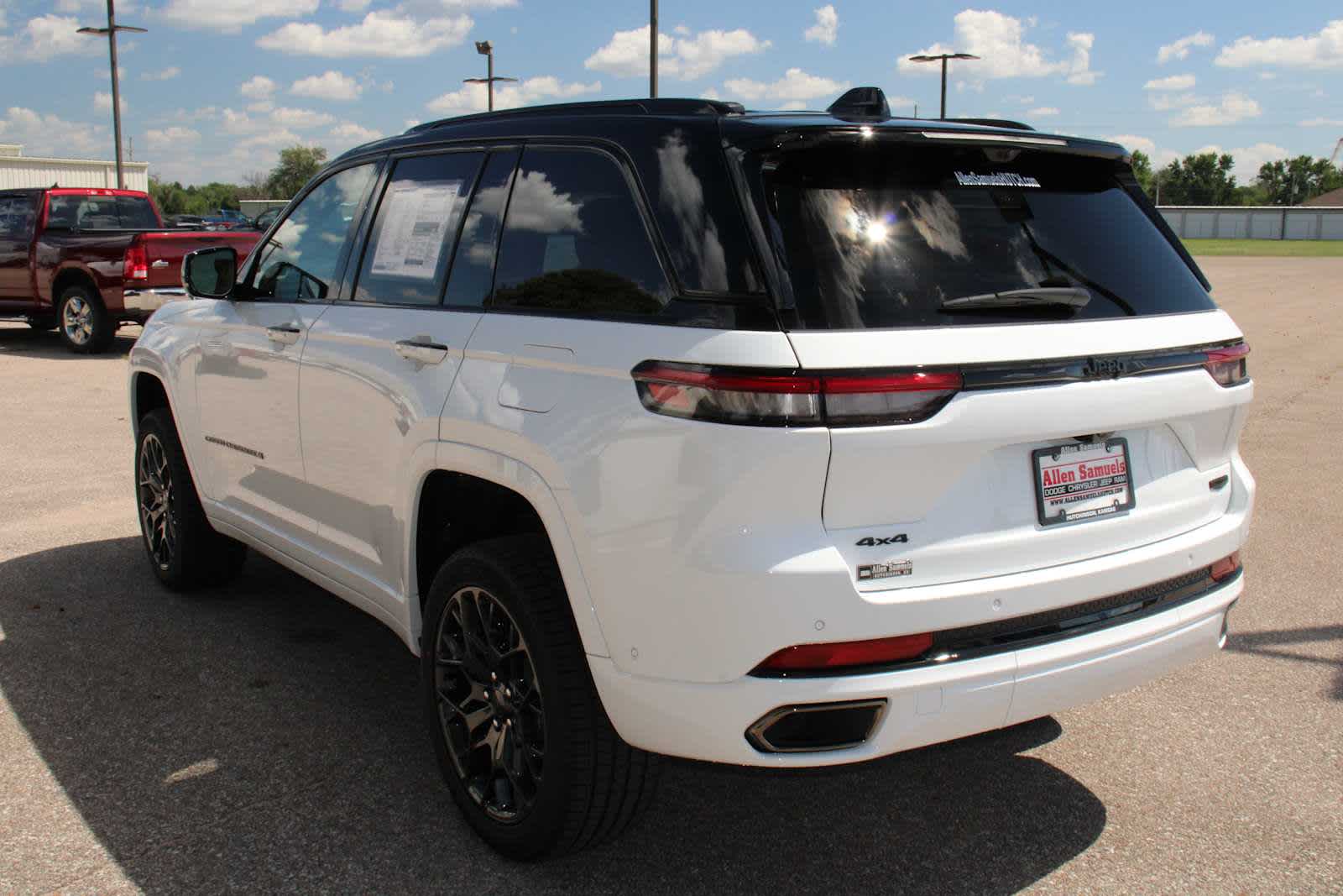 2025 Jeep Grand Cherokee Summit photo 3