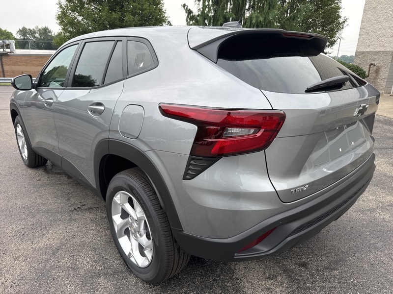 2025 Chevrolet Trax LS photo 5