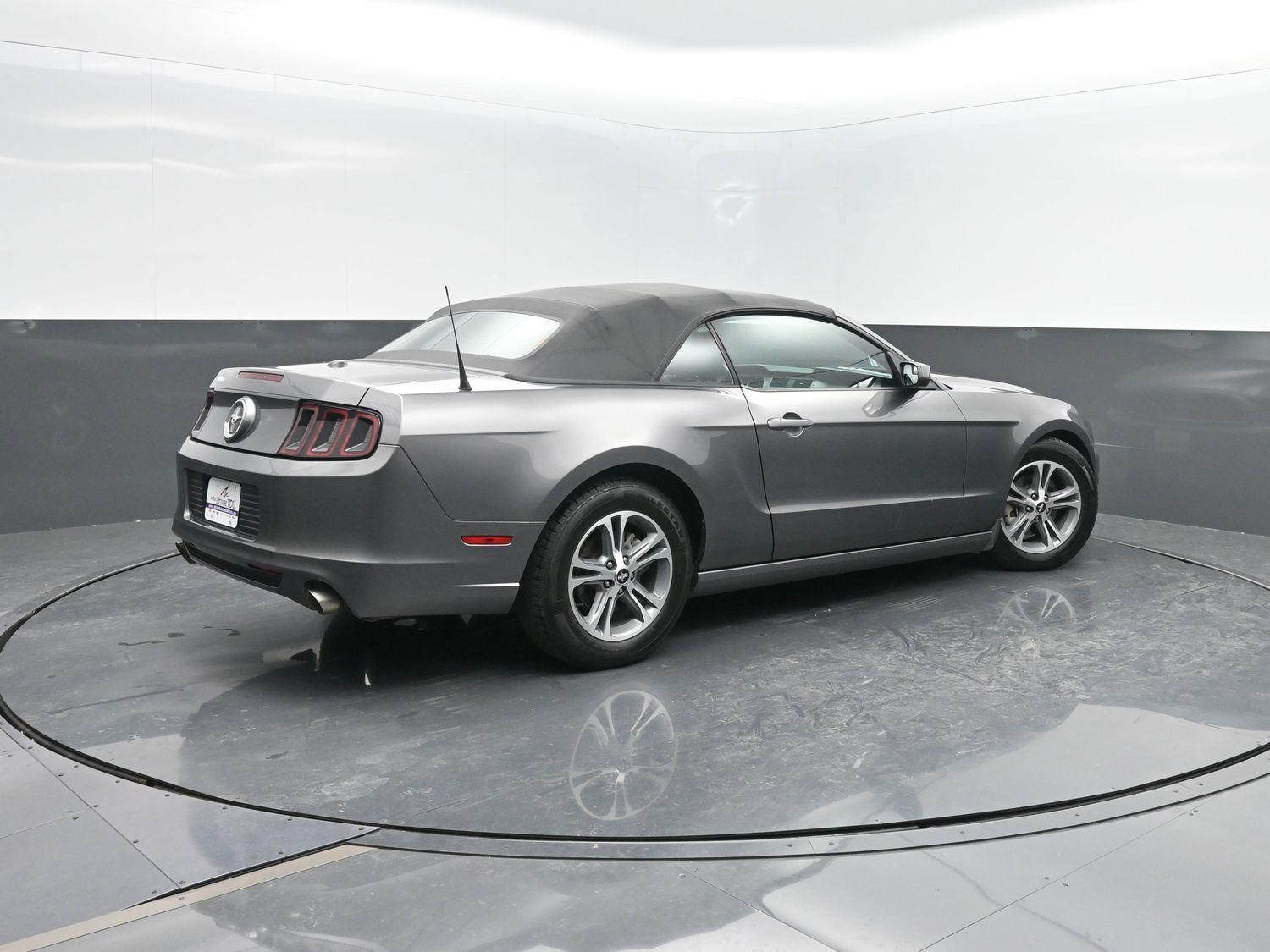 2014 Ford Mustang V6 Premium photo 2