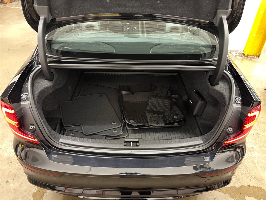 2023 Volvo S60 B5 Plus Black Edition photo 16