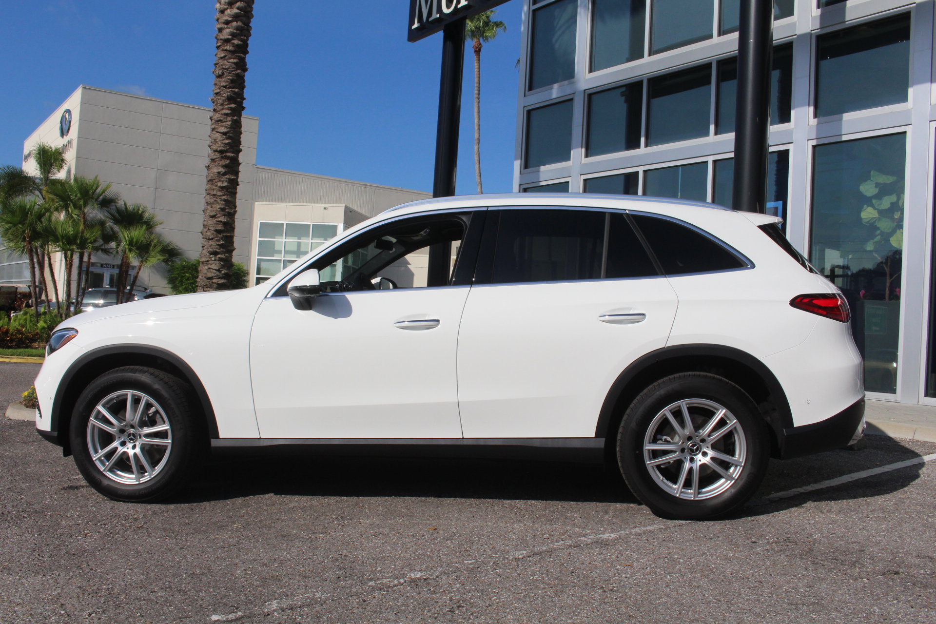 2025 Mercedes Benz GLC 300 photo 3