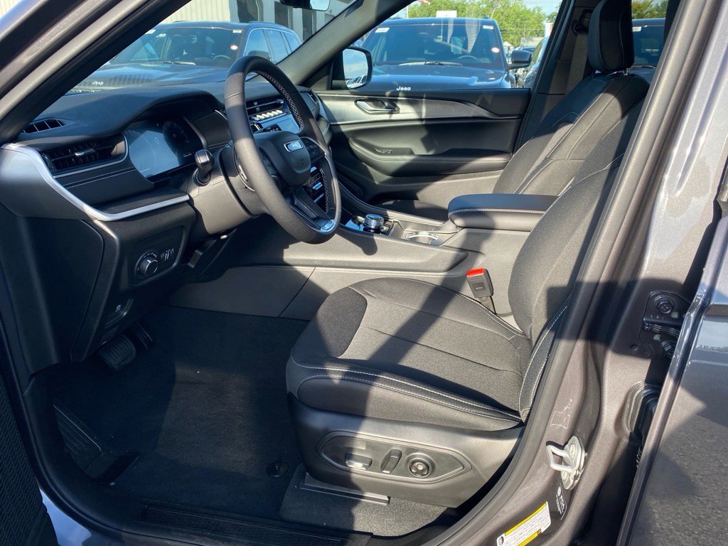2025 Jeep Grand Cherokee Laredo X photo 4