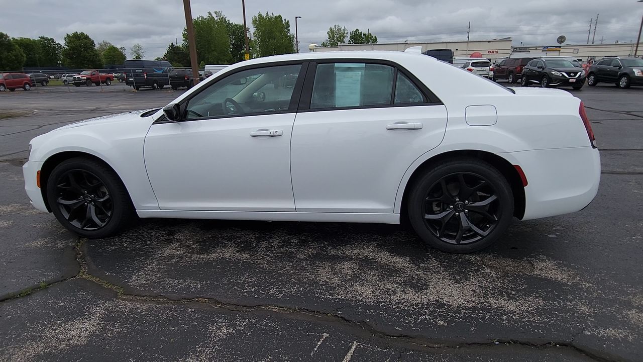 2023 Chrysler 300 Touring photo 5