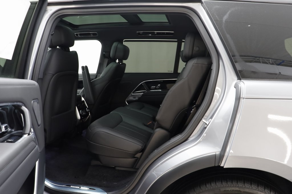 2025 Land Rover Range Rover SE photo 12